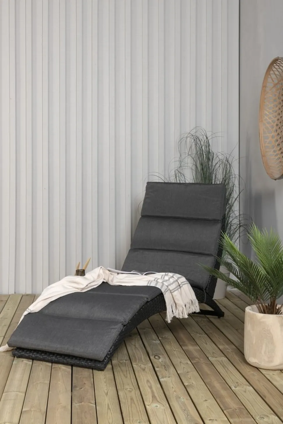 Archie solsäng - Svart + Rengöringsmedel för utemöbler