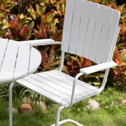 Balkongset: 2 st karmstolar med runt bord