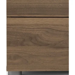 Byrå i valnöt med 8 lådor 140 cm bred + Möbeltassar