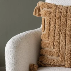 Como fåtölj i vit boucle