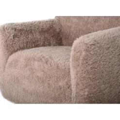 Fåtölj i fluffigt nougatfärgat tyg