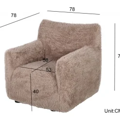Fåtölj i fluffigt nougatfärgat tyg