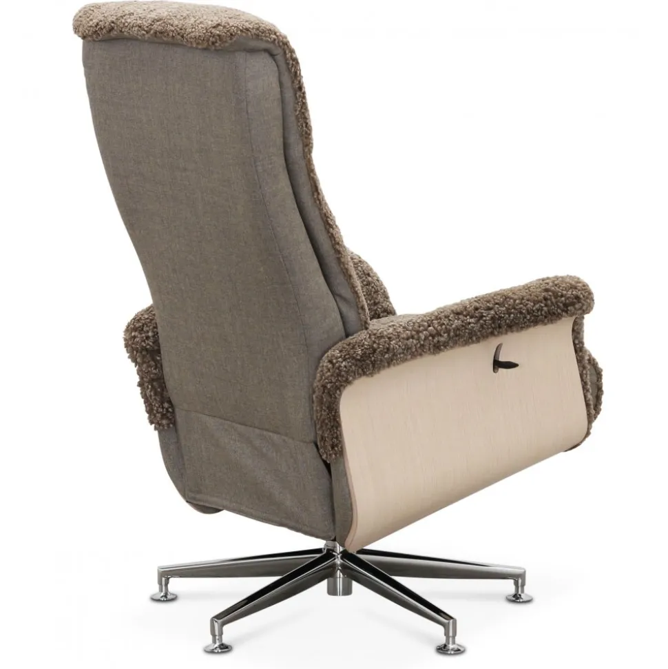 Fåtölj i fårskinn med fotpall - Ek/mörkbeige fårskinn - Ulla + Fläckborttagare för möbler