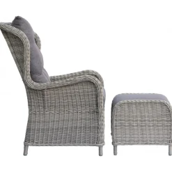 Fåtöljset med fotpallar och sidobord