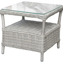 Fåtöljset med fotpallar och sidobord