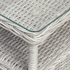 Fåtöljset med fotpallar och sidobord