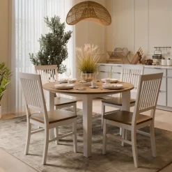 Matgrupp: Läckö matbord, runt - vit / oljad ek + 4 st Selma stol - vit / oljad ek