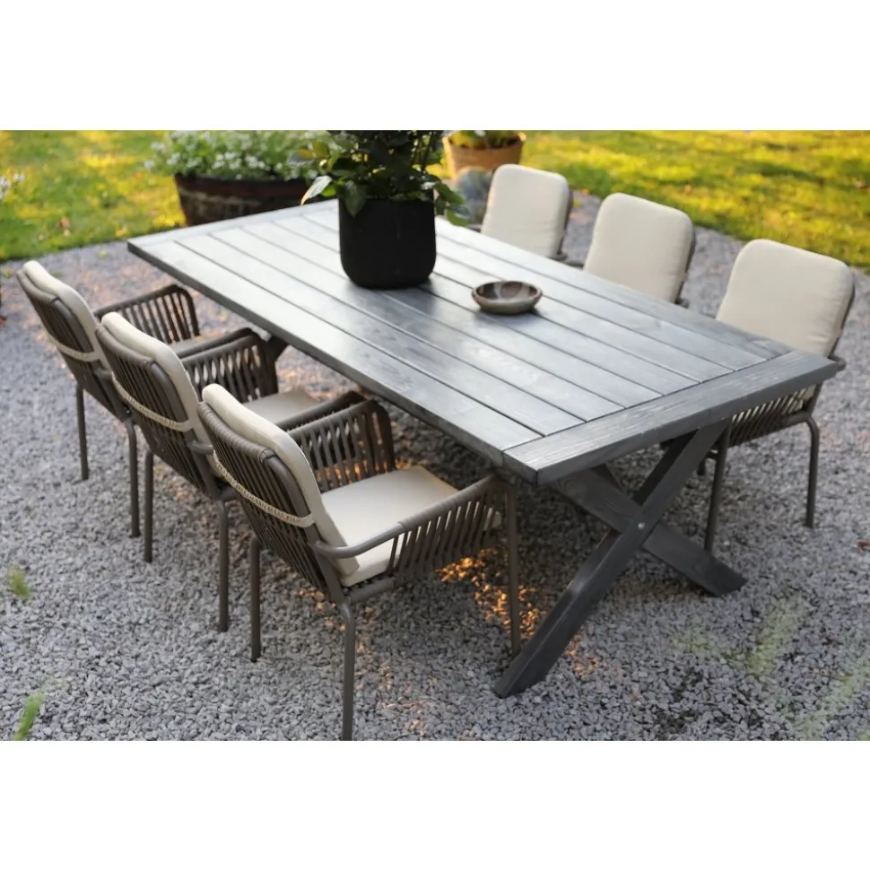 Oxford utematgrupp; grått bord 220 cm inkl 6 st Lincoln stapelbara karmstolar grå/beige