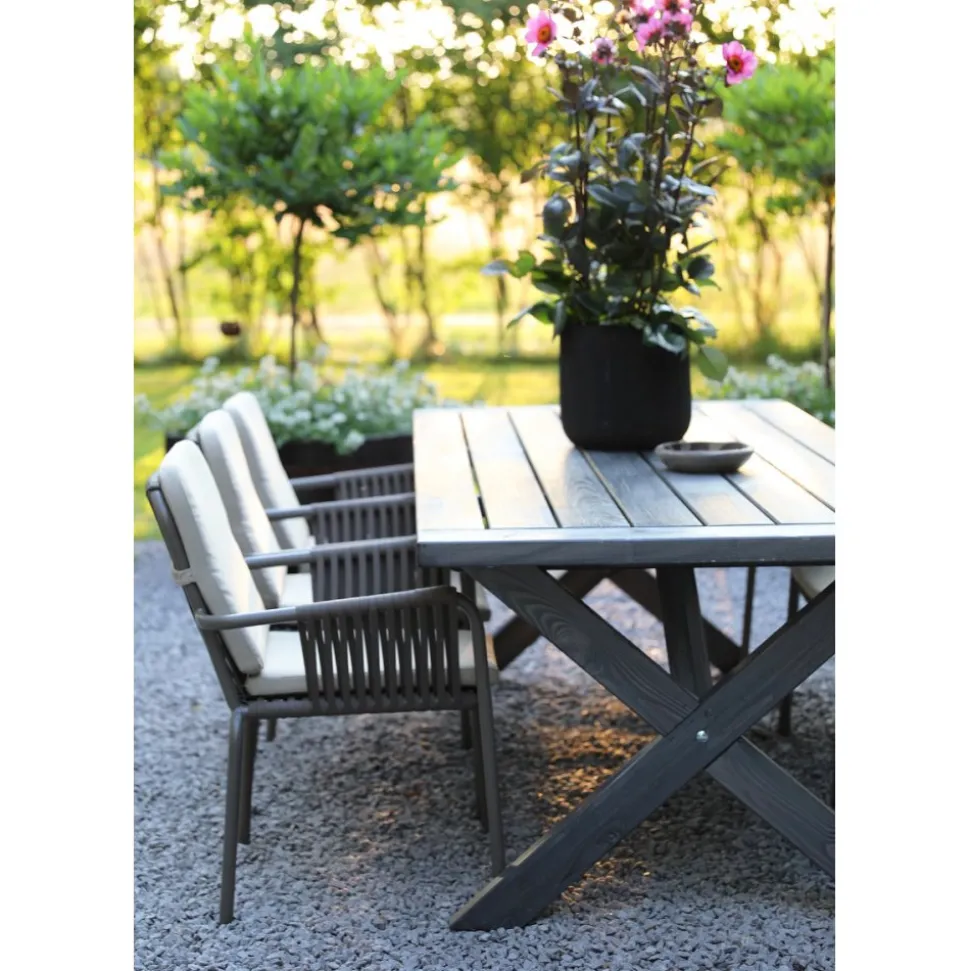 Oxford utematgrupp; grått bord 220 cm inkl 6 st Lincoln stapelbara karmstolar grå/beige