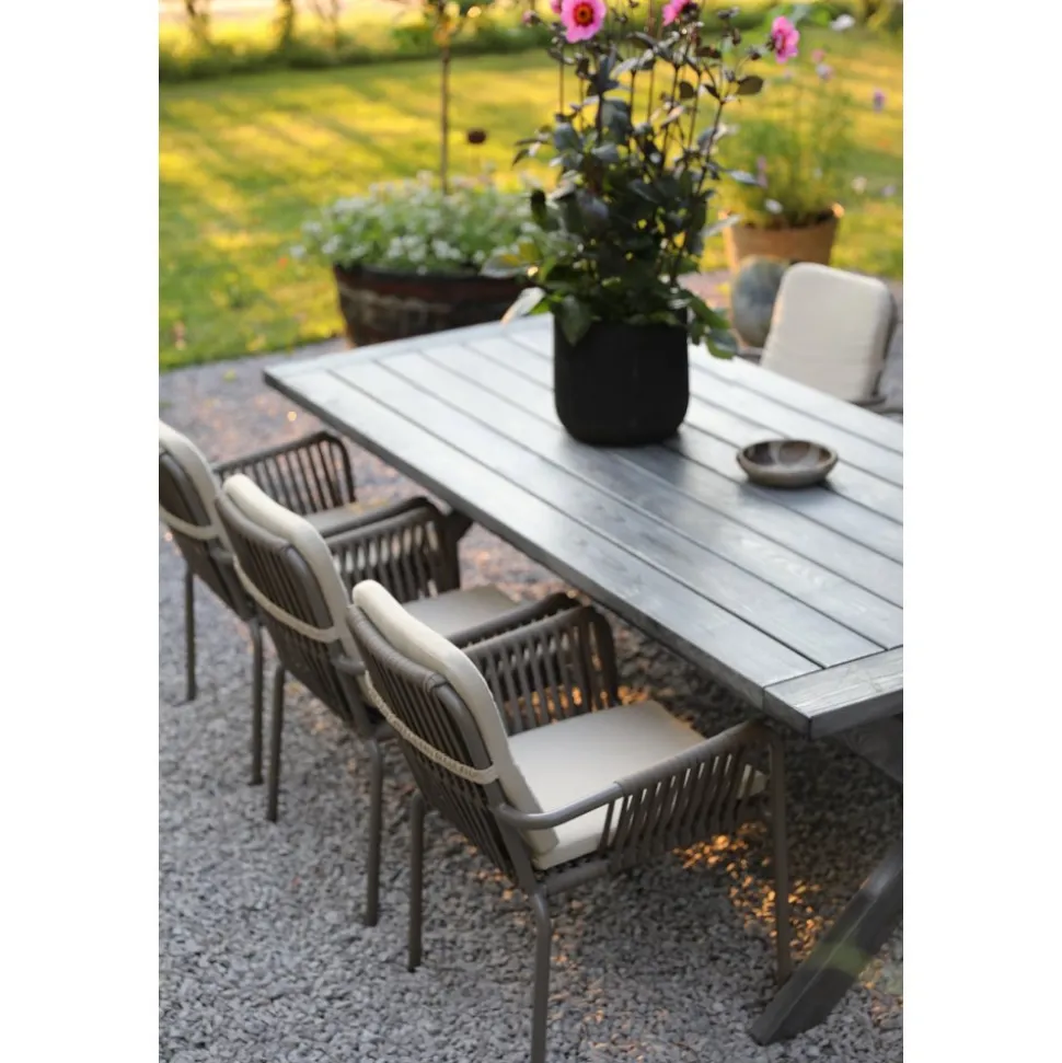 Oxford utematgrupp; grått bord 220 cm inkl 6 st Lincoln stapelbara karmstolar grå/beige