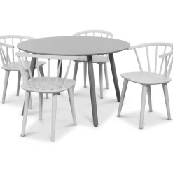 Rosvik matgrupp grått runt bord med 4 st vita Dalsland Pinnstolar + 4.00 x Stolsdyna