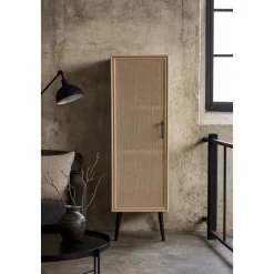 Skåp i rotting med svart handtag - React