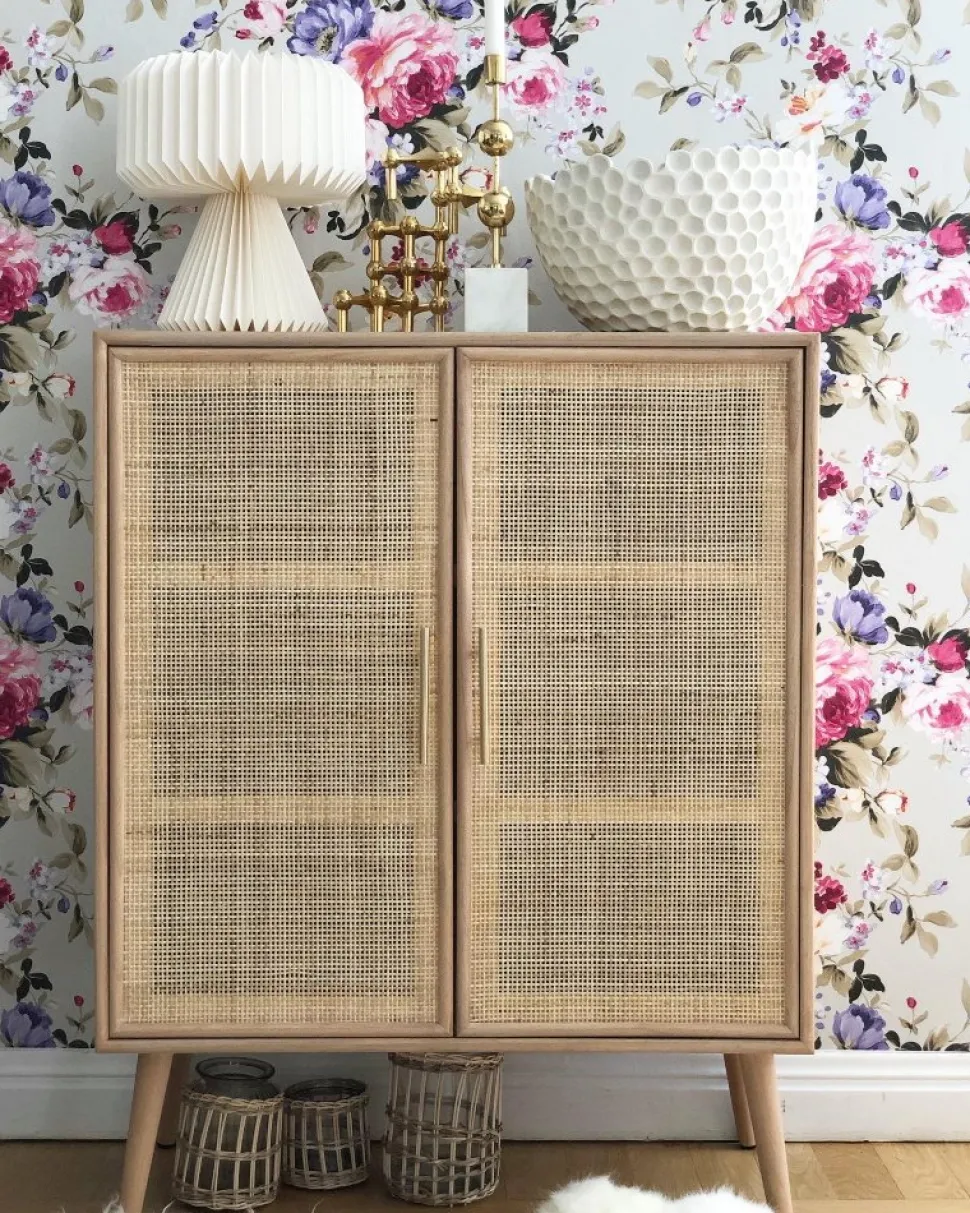 Skåp i trä och natur / rotting - React