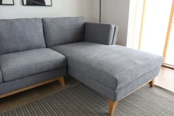 Soffa med divan grått tyg - 260 cm bred