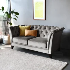 Soffa 2-sits chesterfield grå - Henry + Textilrengöring för möbler