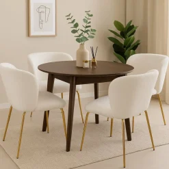 Stol i bouclè med ben i mässing