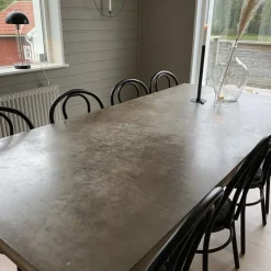 Stol i svart metall - No18 + Möbeltassar