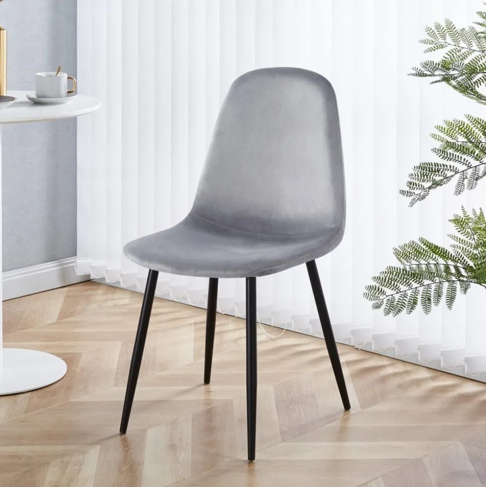 Stol ljusgrå sammet med svarta ben + Möbeltassar