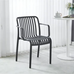 Stol svart plast stapelbar + Textilskydd för utemöbler