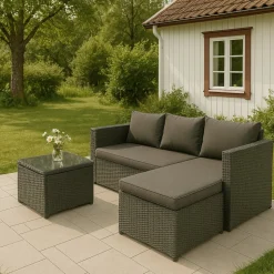 Utegrupp; divansoffa med bord i grå rotting + Möbeltassar