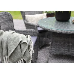 Utegrupp med runt bord och fyra fåtöljer + Fläckborttagare för möbler