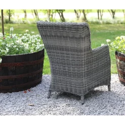 Utegrupp med runt bord och fyra fåtöljer