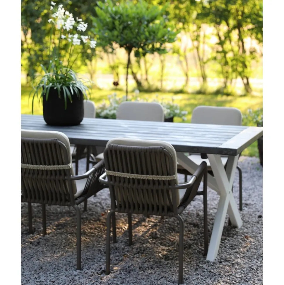 Utematgrupp; Matbord 220 cm med 6 st stapelbara karmstolar