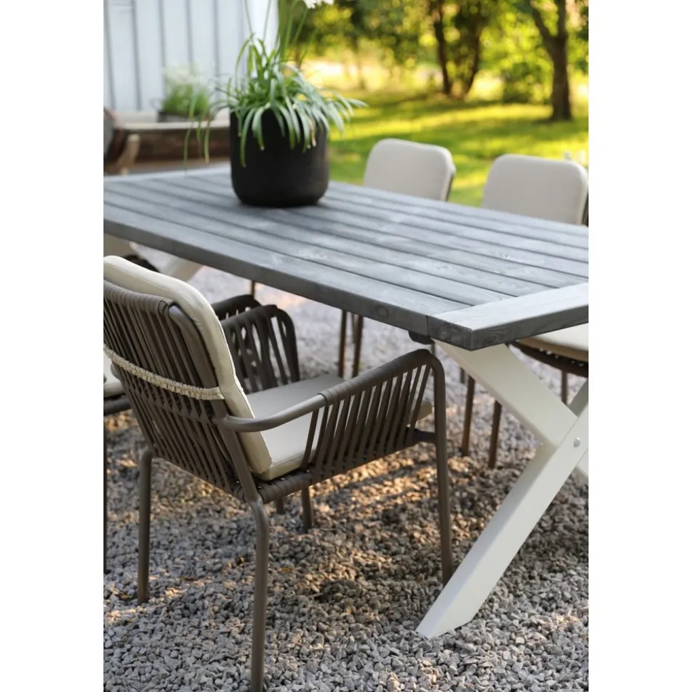 Utematgrupp; Matbord 220 cm med 6 st stapelbara karmstolar