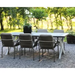 Utematgrupp; Matbord 220 cm med 6 st stapelbara karmstolar