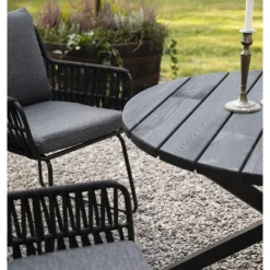 Utestol med rep och grå dynor