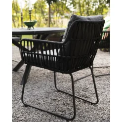 Utestol med rep och grå dynor