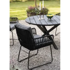 Utestol med rep och grå dynor