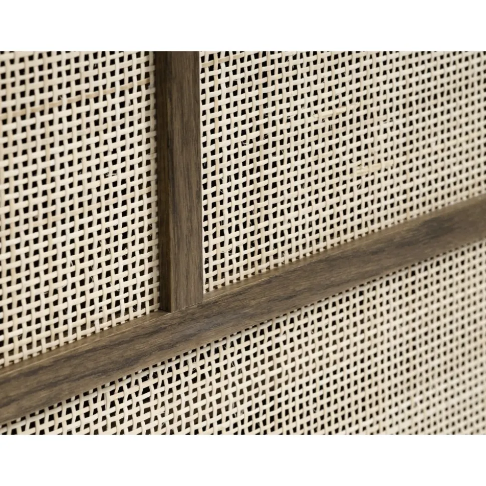 Yuma skänk i smoked oak med rotting detaljer, skjutdörrar