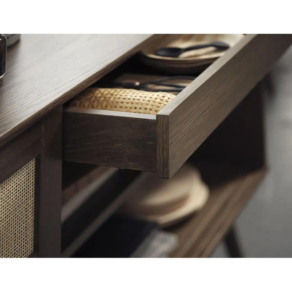 Yuma skänk i smoked oak med rotting detaljer, skjutdörrar